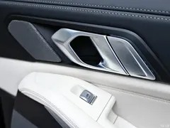 2022 BMW X7 xDrive40i Exclusive M Sports Package, чёрный — фото 27