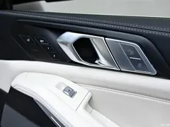 2022 BMW X7 xDrive40i Exclusive M Sports Package, чёрный — фото 30