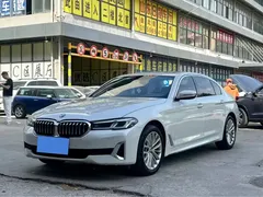 2022 BMW 5 Series 525Li, белый — фото 1