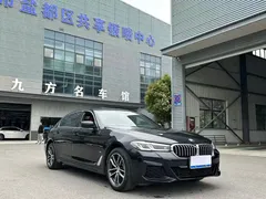 2022 BMW 5 Series 525Li M Sport Package, чёрный — фото 2