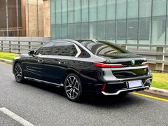 2023 BMW 7 Series 735Li M Sport Package, чёрный — фото 4