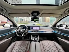 2023 BMW 7 Series 735Li M Sport Package, чёрный — фото 11