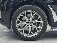 2022 BMW X7 xDrive40i, чёрный — фото 4