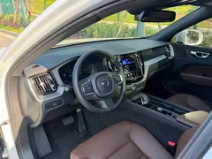 2023 Volvo XC60 4WD Luxury, белый — фото 4