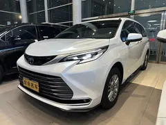 2021 Toyota Sienna 2.5L Hybrid Premium, белый — фото 1