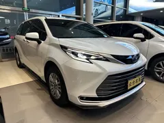 2021 Toyota Sienna 2.5L Hybrid Premium, белый — фото 3