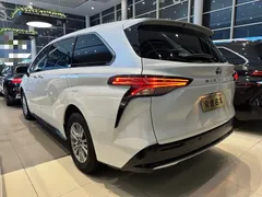 2021 Toyota Sienna 2.5L Hybrid Premium, белый — фото 4