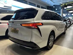 2021 Toyota Sienna 2.5L Hybrid Premium, белый — фото 6