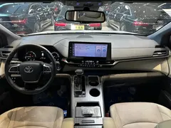 2021 Toyota Sienna 2.5L Hybrid Premium, белый — фото 10
