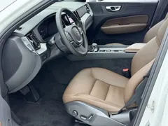 2023 Volvo XC60 4WD Luxury, белый — фото 4