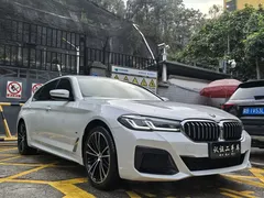 2022 BMW 5 Series 530Li M Sport Package, белый — фото 3