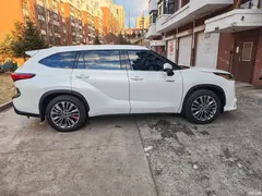 2022 Toyota Highlander Hybrid 2.5L 4WD Luxury 7-seater — фото 9