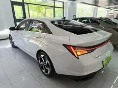 2022 Hyundai Elantra 1.5L CVT LUX Premium, белый — фото 4