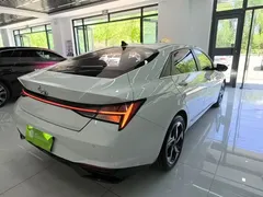 2022 Hyundai Elantra 1.5L CVT LUX Premium, белый — фото 6