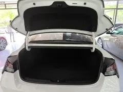 2022 Hyundai Elantra 1.5L CVT LUX Premium, белый — фото 18