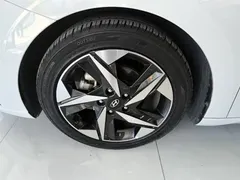 2022 Hyundai Elantra 1.5L CVT LUX Premium, белый — фото 22