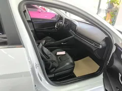 2022 Hyundai Elantra 1.5L CVT LUX Premium, белый — фото 24