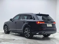 2023 Audi Q7 55 TFSI quattro S line sporty, чёрный — фото 6