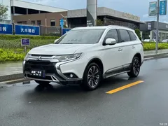 2020 Mitsubishi Outlander 2.4L 4WD 5-seater, белый — фото 3
