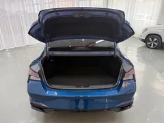 2022 Hyundai Elantra 1.5L CVT LUX Premium, синий — фото 10