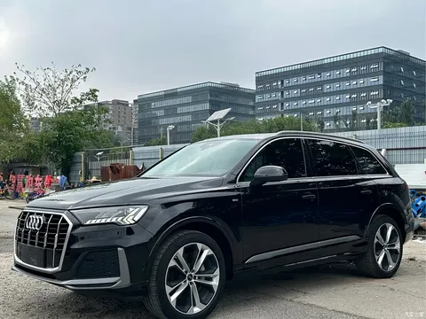 2021 Audi Q7 45 TFSI quattro S line sporty