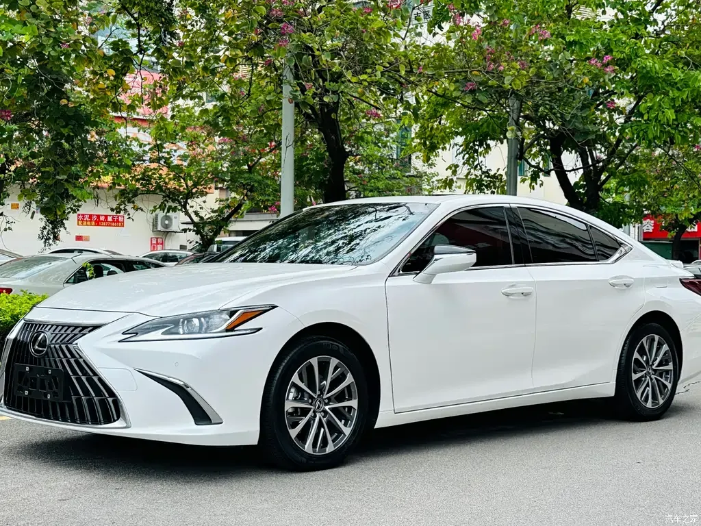 2022 Lexus ES 300h Excellence