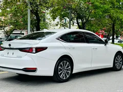 2022 Lexus ES 300h Excellence, белый — фото 4