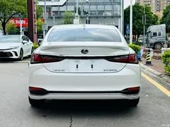 2022 Lexus ES 300h Excellence, белый — фото 5