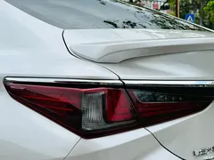 2022 Lexus ES 300h Excellence, белый — фото 11