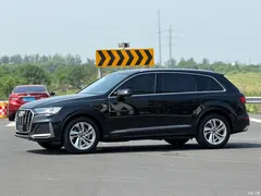 2023 Audi Q7 45 TFSI quattro S line sporty, чёрный — фото 1