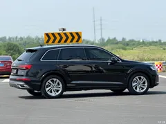 2023 Audi Q7 45 TFSI quattro S line sporty, чёрный — фото 18