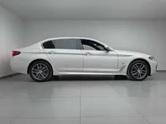 2022 BMW 5 Series 525Li M Sport Package, белый — фото 3
