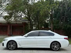 2022 BMW 5 Series 5 530Li M, белый — фото 13