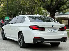 2022 BMW 5 Series 5 530Li M, белый — фото 16
