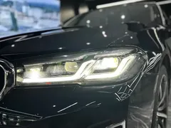 2021 BMW 5 Series 530Li, чёрный — фото 44