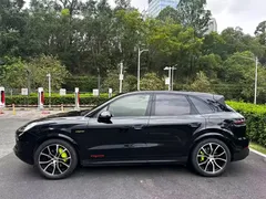 2023 Porsche Cayenne E-Hybrid 2.0T PHEV Platinum, чёрный — фото 3