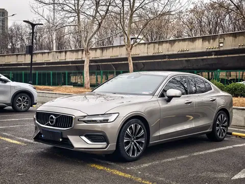 2022 Volvo S60 B4 Luxury