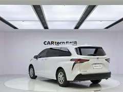 2023 Toyota Sienna 2.5L Hybrid Comfort, белый — фото 3