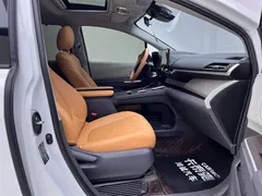 2023 Toyota Sienna 2.5L Hybrid Comfort, белый — фото 17