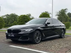 2022 BMW 5 Series modified 530Li leading M sports package, чёрный — фото 1