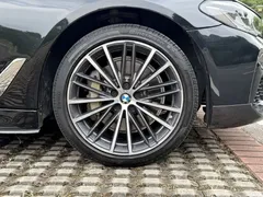 2022 BMW 5 Series modified 530Li leading M sports package, чёрный — фото 10