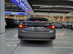 2022 Lexus ES 300h Premium — фото 4