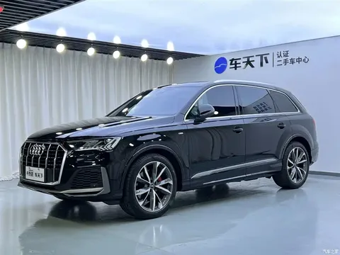 2022 Audi Q7 55 TFSI quattro S line sporty