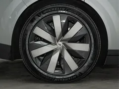 2025 Li Auto i8 Standard — фото 11