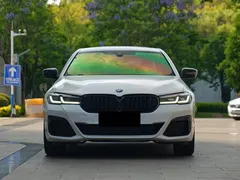 2022 BMW 5 Series 525Li M, белый — фото 2