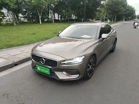 2022 Volvo S60 B4 Luxury