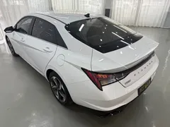 2022 Hyundai Elantra 1.5L CVT LUX Premium, белый — фото 4