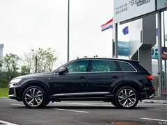 2021 Audi Q7 55 TFSI quattro S line sporty, чёрный — фото 3