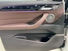2021 BMW X2 sDrive25i M, белый — фото 13