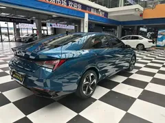 2022 Hyundai Elantra 1.5L CVT LUX Premium, зелёный — фото 17